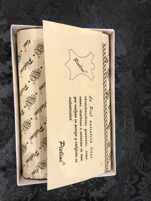 Monedero de piel rojo. Sin estrenar.