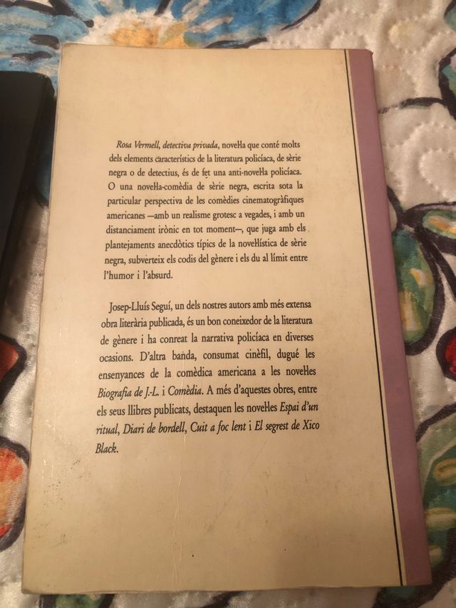 Libro en Valenciano Rosa Vermell detective privado