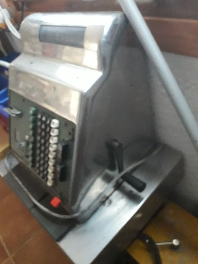 MAQUINA REGISTRADORA Y CALCULADORA ANTIGUAS