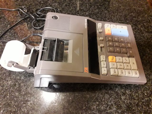 MAQUINA REGISTRADORA Y CALCULADORA ANTIGUAS