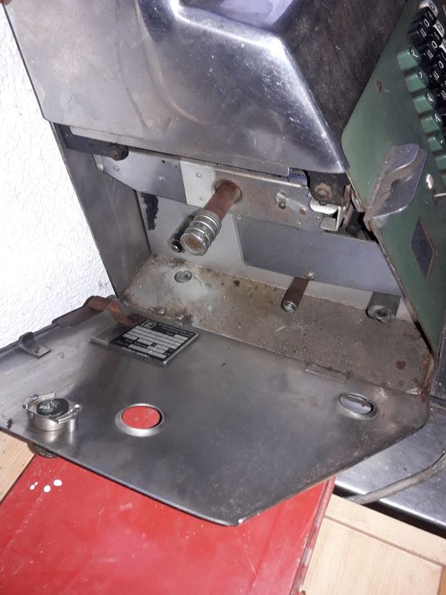 MAQUINA REGISTRADORA Y CALCULADORA ANTIGUAS