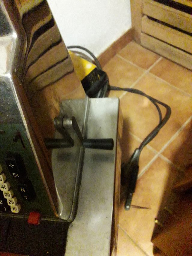 MAQUINA REGISTRADORA Y CALCULADORA ANTIGUAS