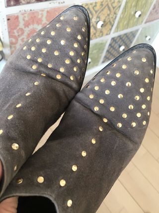 Botines micuir de segunda mano por 35 EUR en Madrid en WALLAPOP