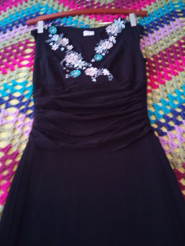 Vestido negro de gasa,bordado