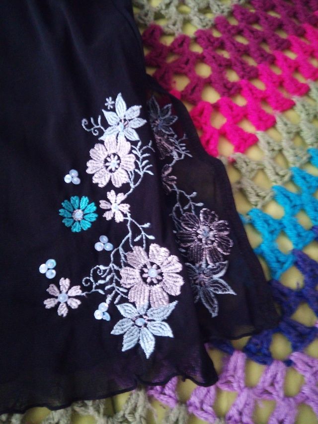 Vestido negro de gasa,bordado