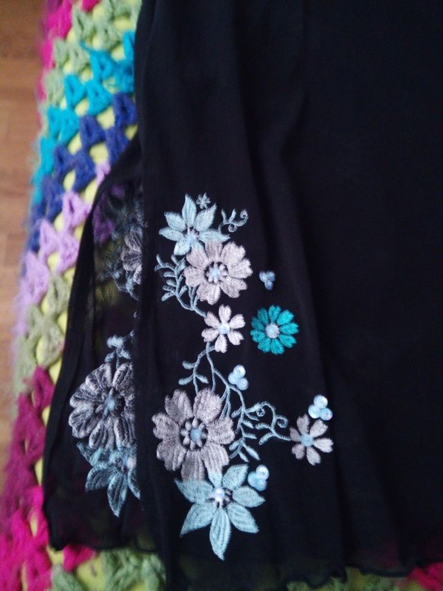 Vestido negro de gasa,bordado