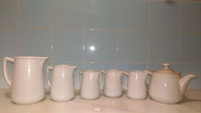 Juego de 5 Jarras y 1 Terera antiguas