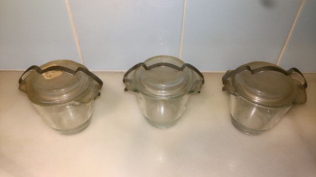 Juego de 3 vasos antiguos con tapa de cristal