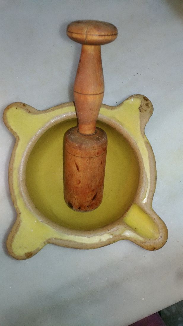 Mortero de barro antiguo con almirez original