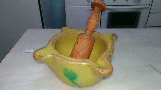 Mortero de barro antiguo con almirez original