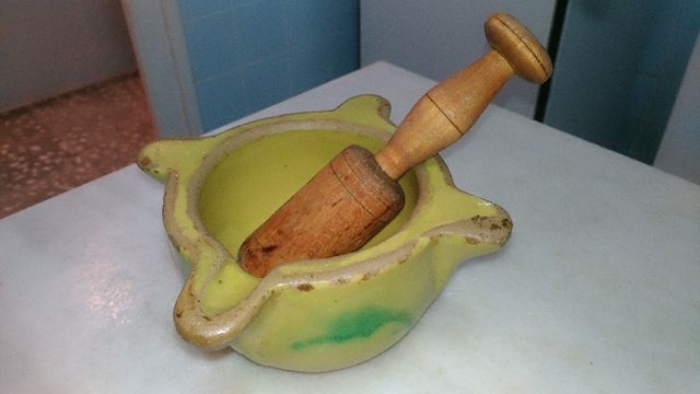 Mortero de barro antiguo con almirez original