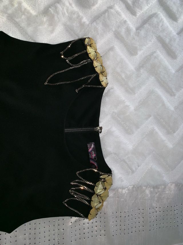 Abito nero con dettagli dorati