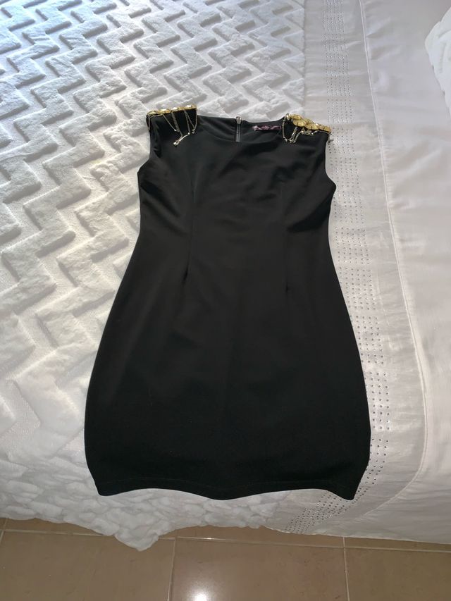 Abito nero con dettagli dorati