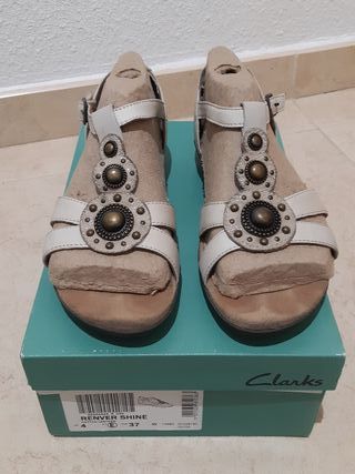 sandalias blancas clarks
