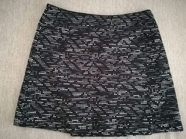 Falda cruzada estampado negro&blanco, H&M.Talla 36