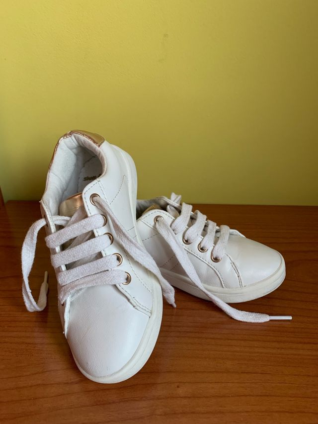 Zapatillas niña blancas de Zara 28-29