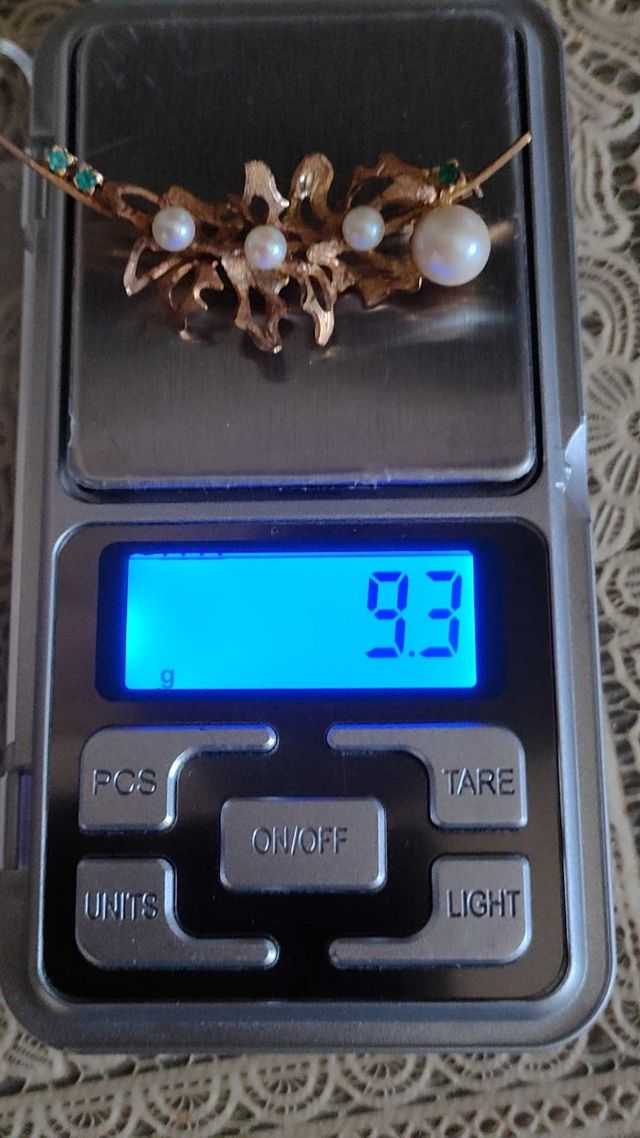 Broche de ORO 18 Kilates perlas y esmeraldas