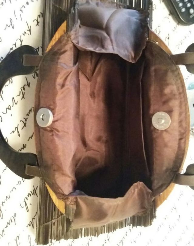 Mala de mão em madeira.