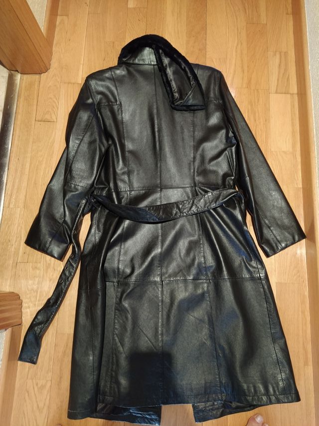 Abrigo cuero.Talla M/L,con cinturón.Perfecto .