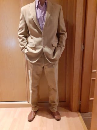 Traje vestir hombre, marrón claro, talla 54\\/46 de segunda mano por 25 EUR  en Alcobendas en WALLAPOP