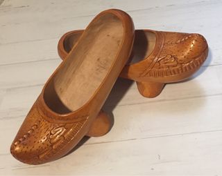 Zueco de madera - Galocha o Madreña Asturiana de segunda mano por 12 EUR en  Almería en WALLAPOP