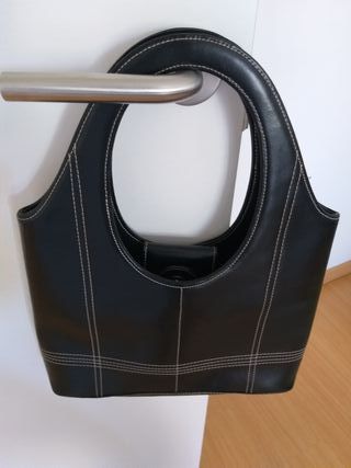 Bolso de piel diseño italiano exclusivo de segunda mano por 15 EUR en  Barcelona en WALLAPOP