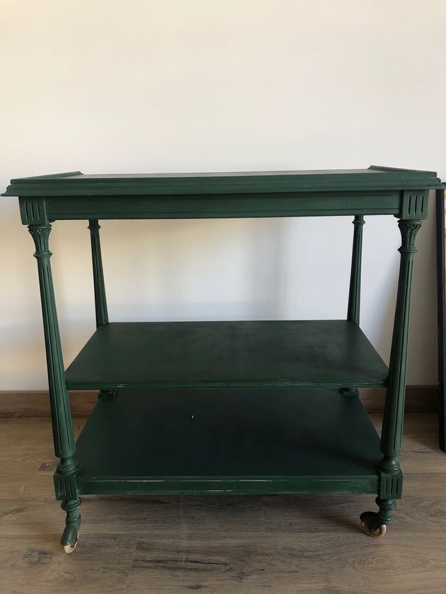 Camarera restaurada en color verde