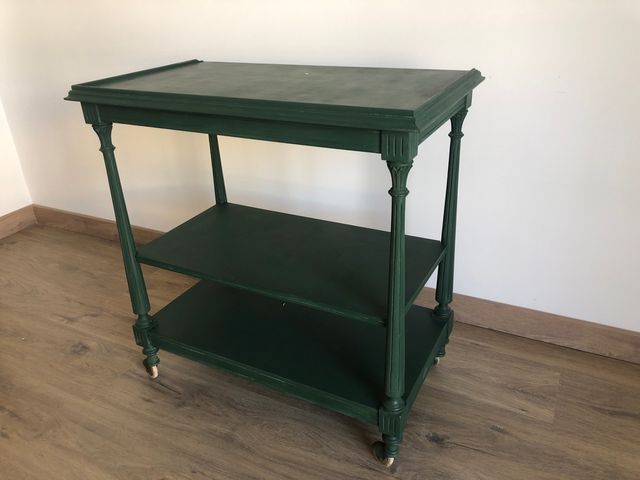 Camarera restaurada en color verde