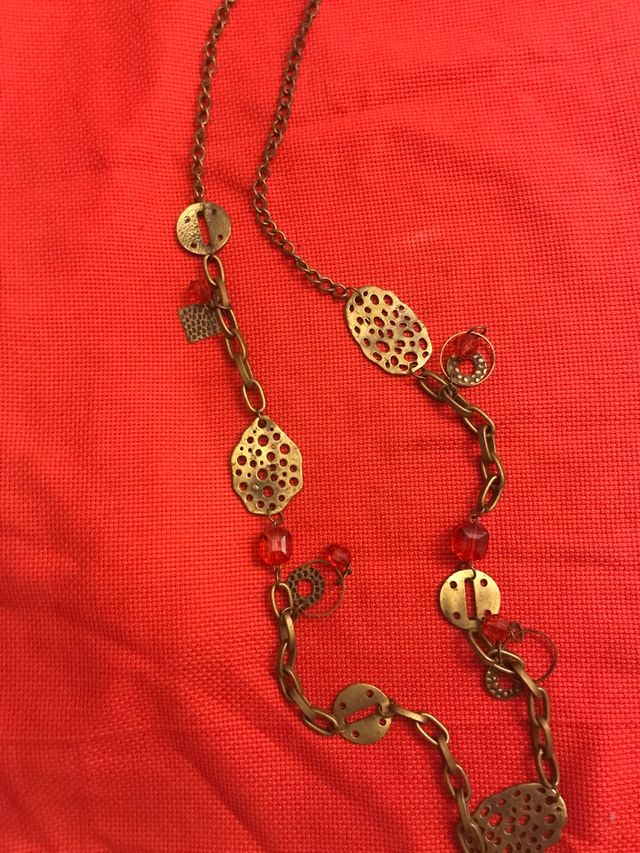 Collar metal con abalorios rojos