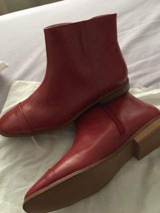 Botas bajas rojas de segunda mano por 25 EUR en Madrid en WALLAPOP