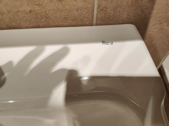 Lavabo con pie, marca Roca, serie Dama. 