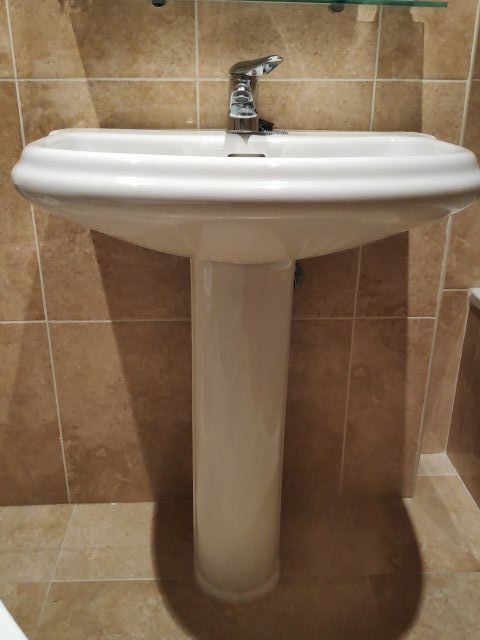 Lavabo con pie, marca Roca, serie Dama. 