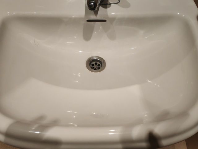 Lavabo con pie, marca Roca, serie Dama. 