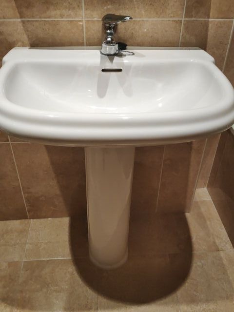 Lavabo con pie, marca Roca, serie Dama. 