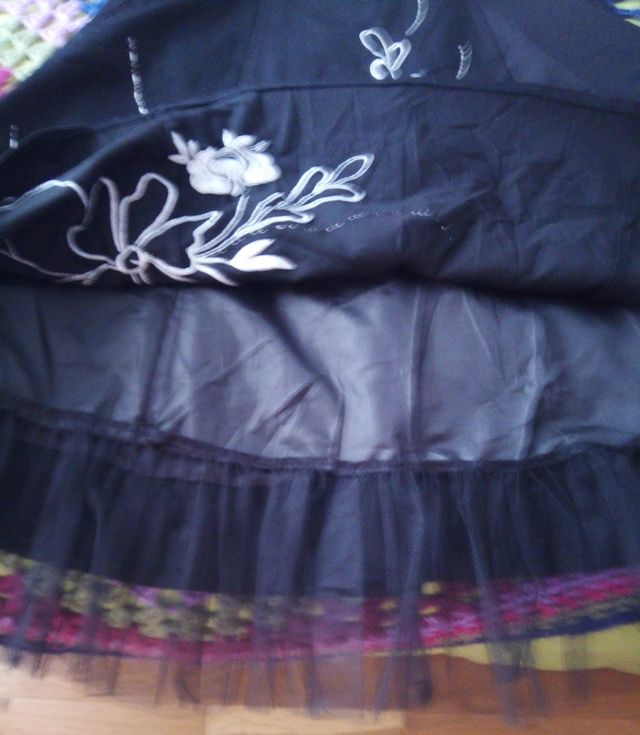 Vestido negro de fiesta con complementos