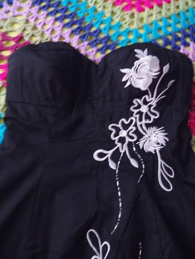 Vestido negro de fiesta con complementos