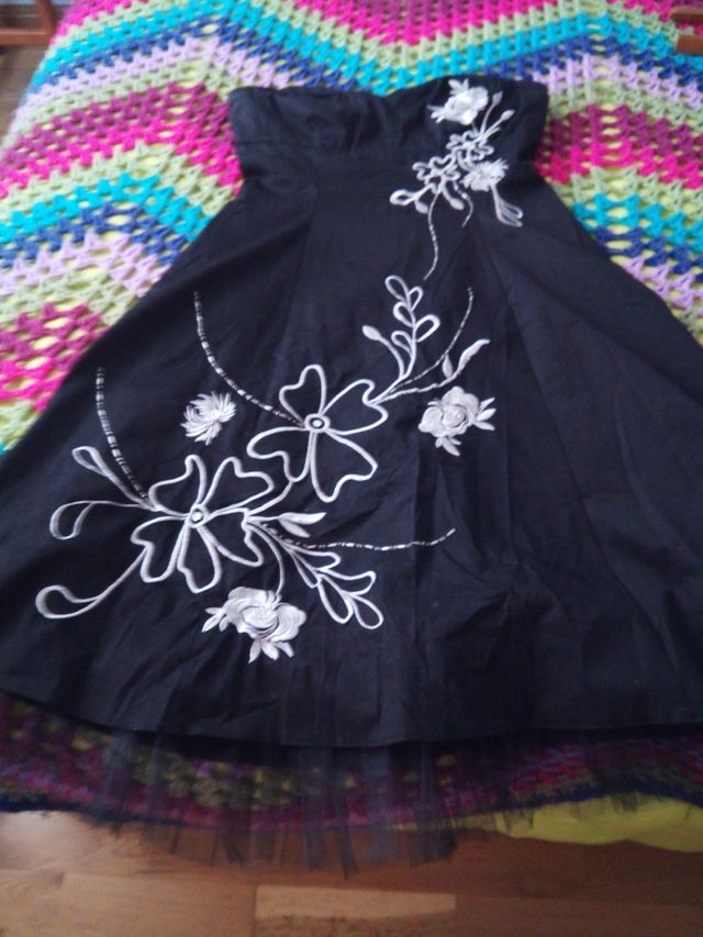 Vestido negro de fiesta con complementos