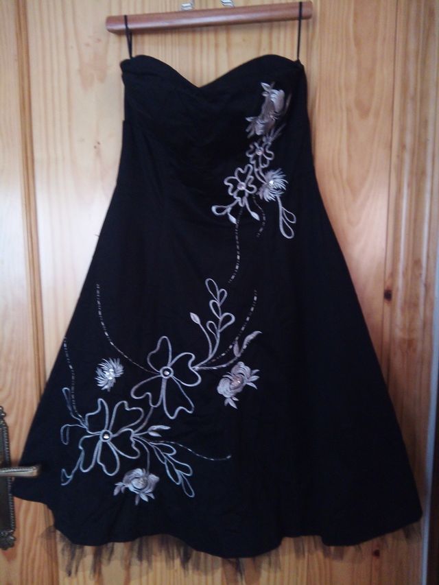 Vestido negro de fiesta con complementos
