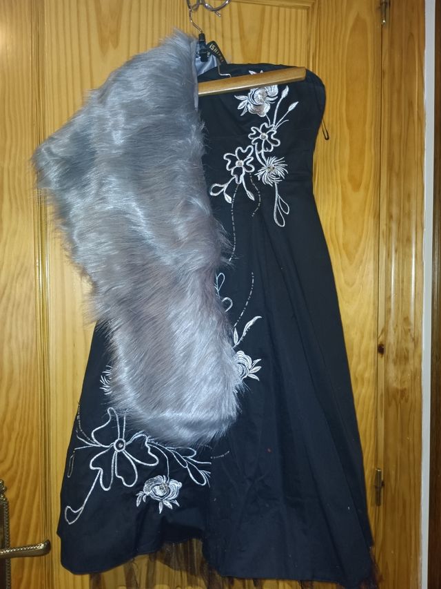 Vestido negro de fiesta con complementos