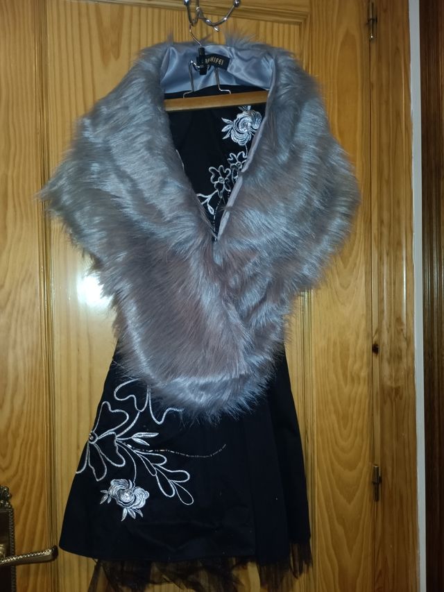 Vestido negro de fiesta con complementos