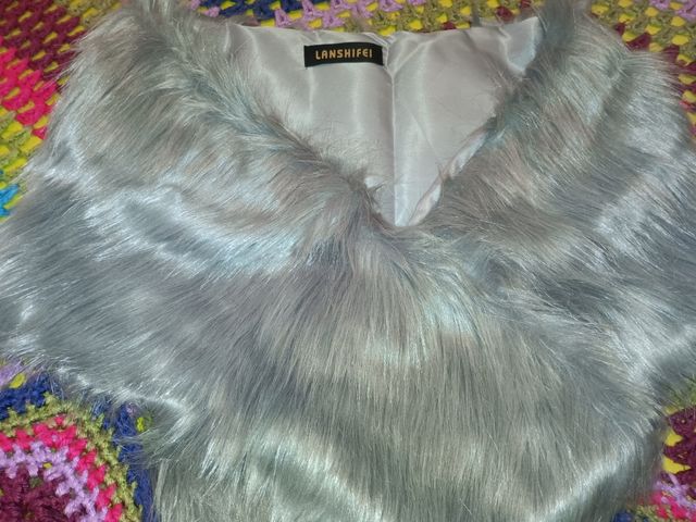 Vestido negro de fiesta con complementos