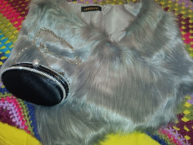 Vestido negro de fiesta con complementos