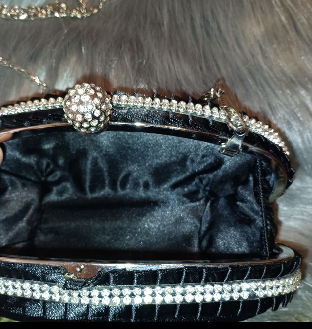 Vestido negro de fiesta con complementos