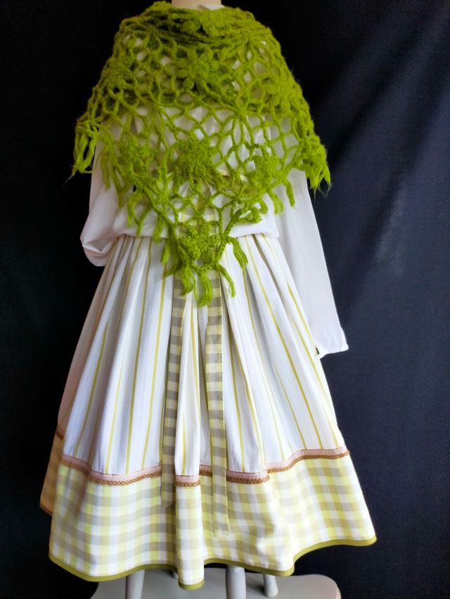 Falda y delantal. 7/8 años.