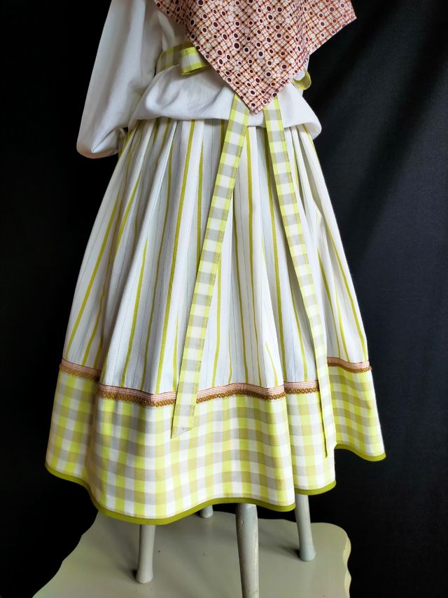 Falda y delantal. 7/8 años.