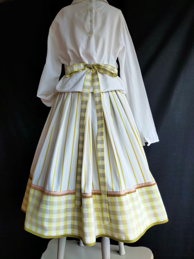 Falda y delantal. 7/8 años.