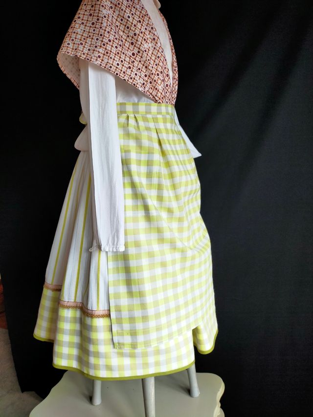 Falda y delantal. 7/8 años.