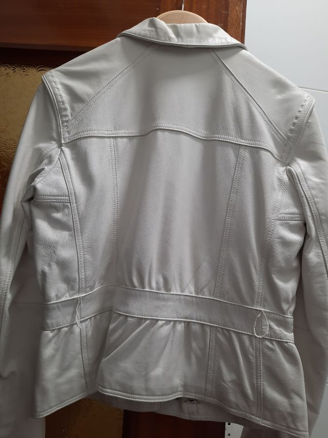 Casaco de couro branco Cortefiel.