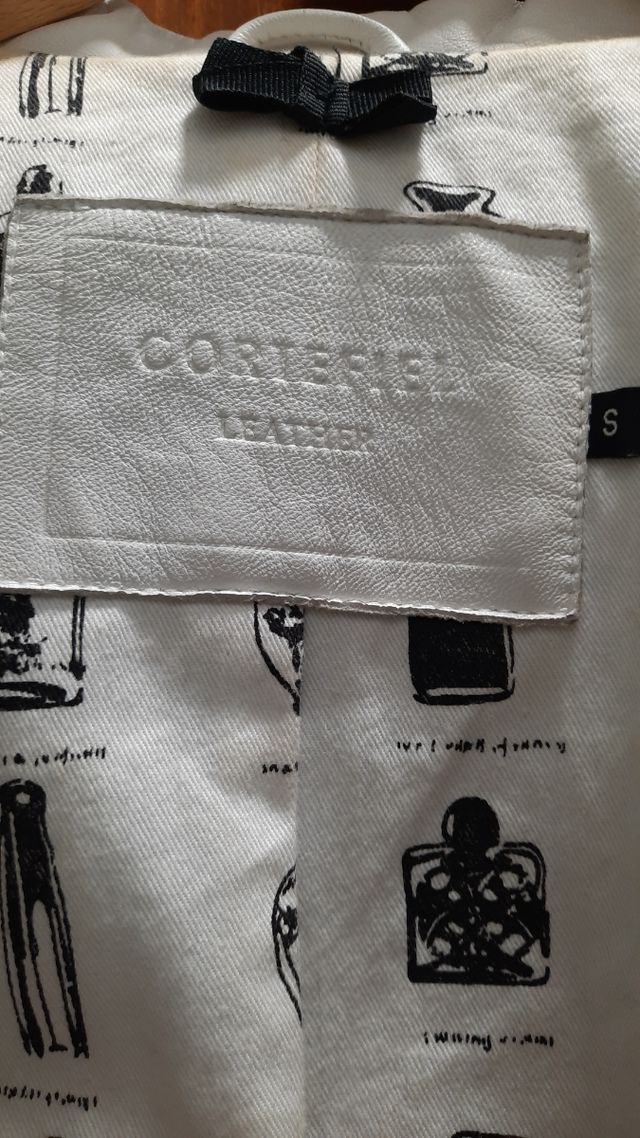 Casaco de couro branco Cortefiel.