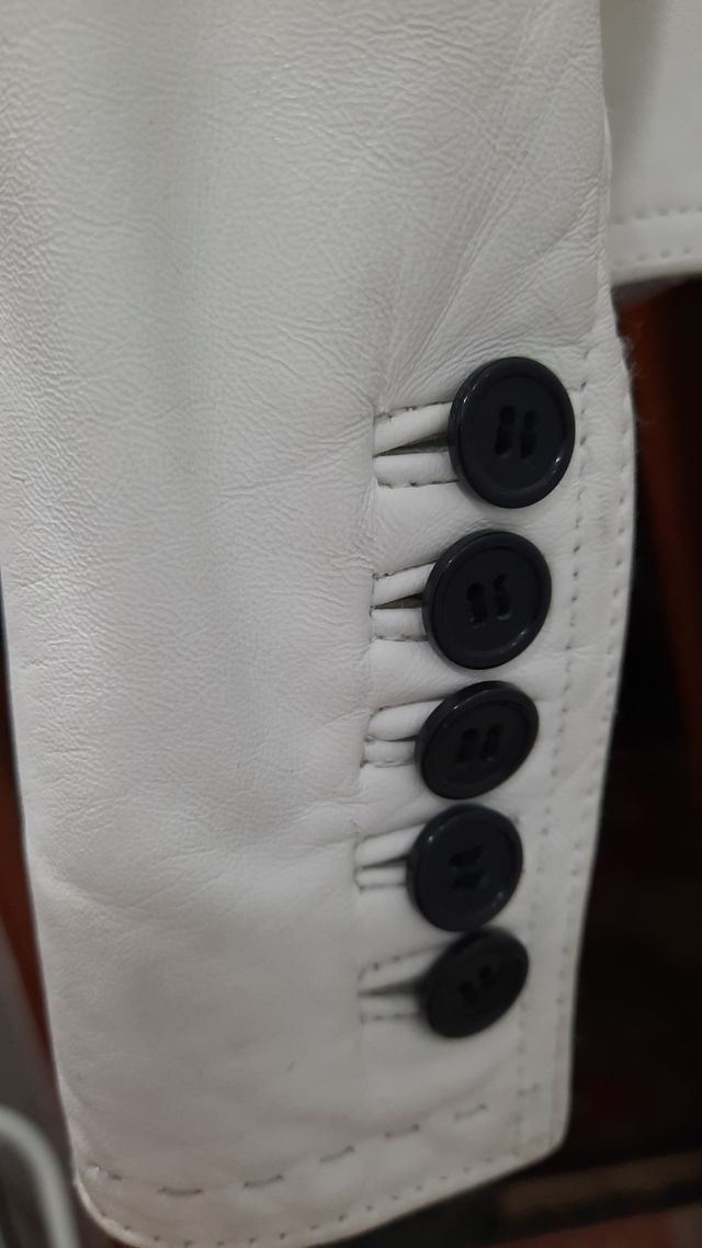 Casaco de couro branco Cortefiel.